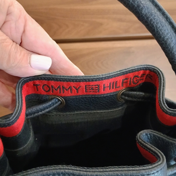 Tommy Hilfiger Black Leather Bucket Bag - Picture 7 of 10